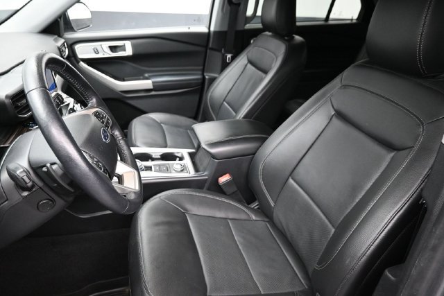 Used 2021 Ford Explorer Limited w/ Equipment Group 301A AWD/4WD image 16