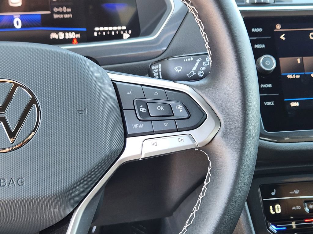 Used 2024 Volkswagen Tiguan SE image 9