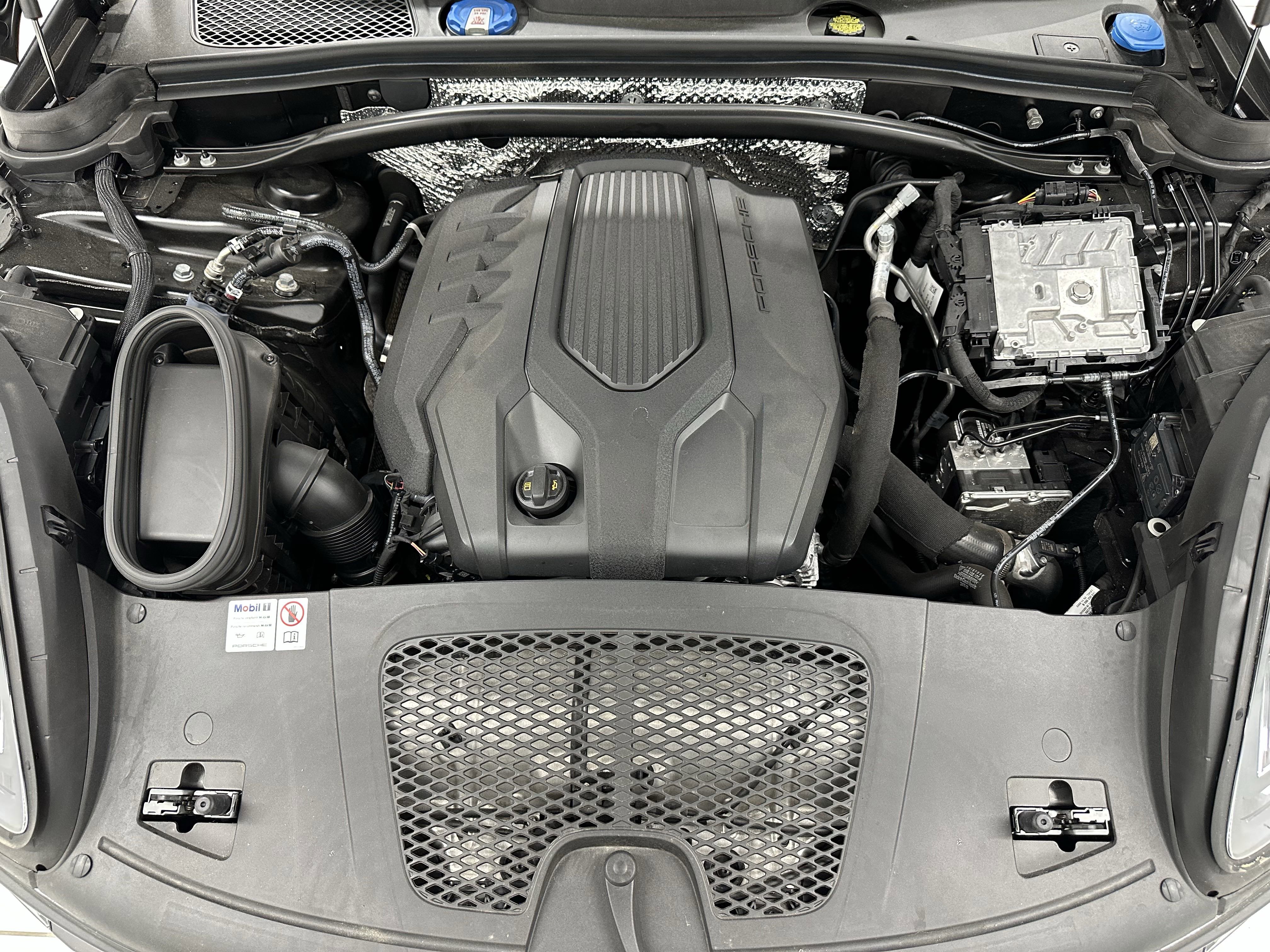 Certified 2024 Porsche Macan image 57