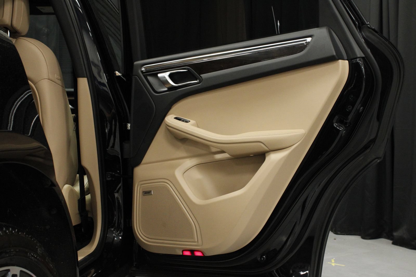 Certified 2026 Porsche Macan AWD/4WD image 17