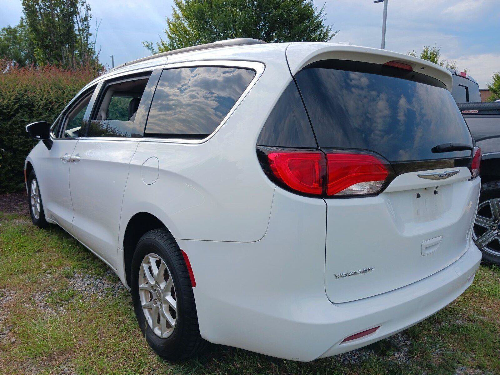 Used 2020 Chrysler Voyager Lxi FWD image 3