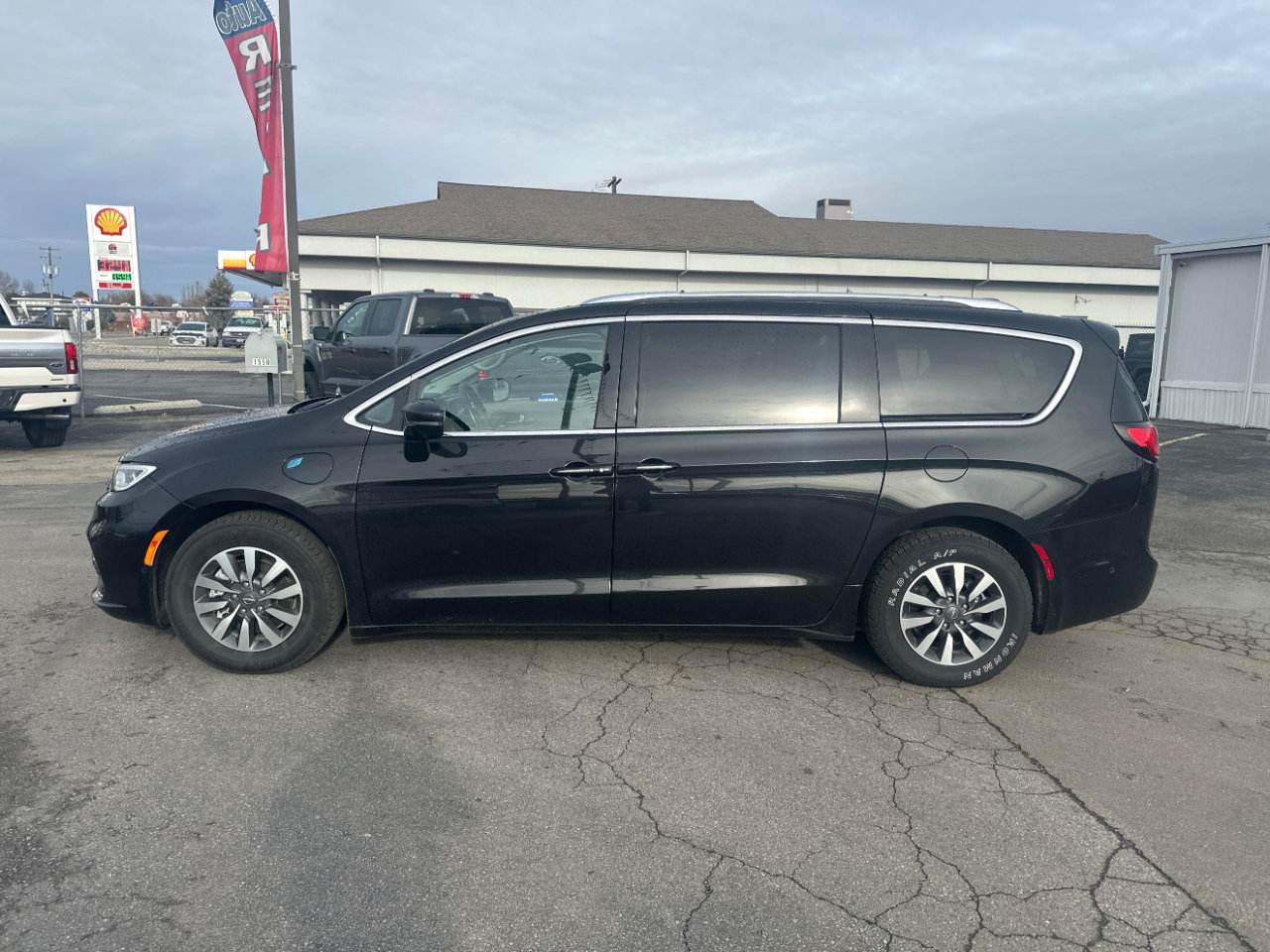 Used 2021 Chrysler Pacifica Touring-L image 2