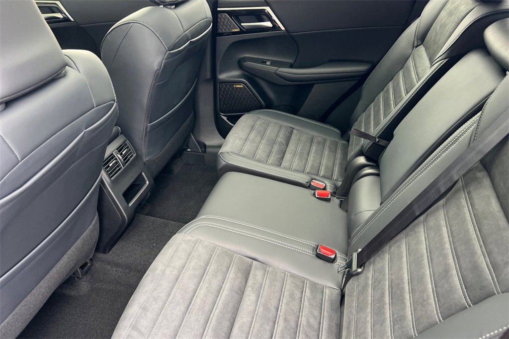 New 2025 Mitsubishi Outlander SE image 10
