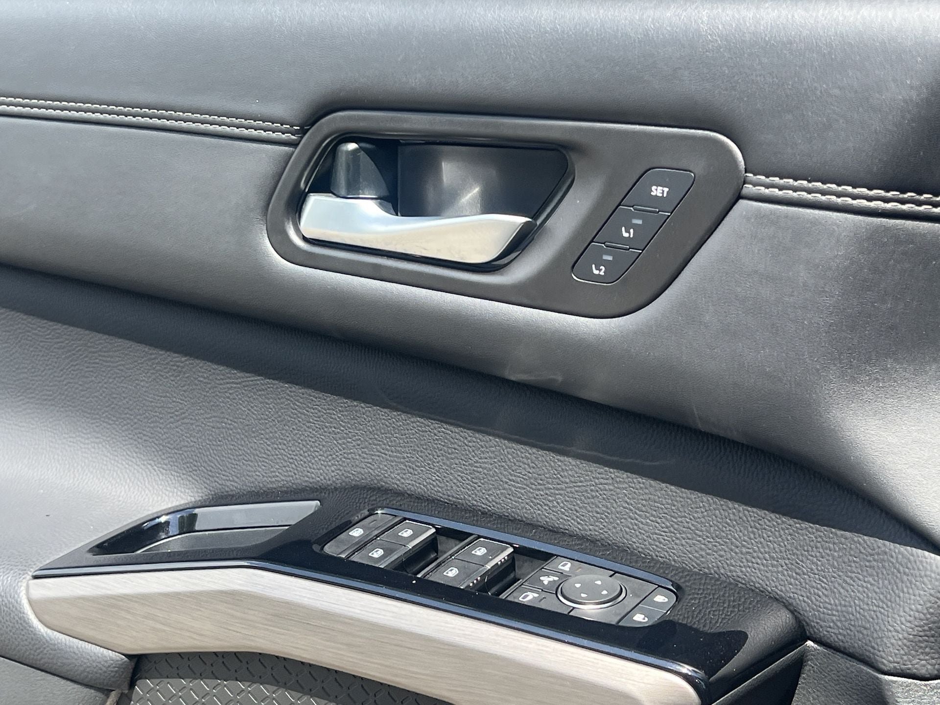 Certified 2025 Nissan Pathfinder Platinum FWD image 18