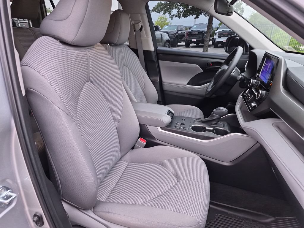 Used 2023 Toyota Highlander L FWD image 39