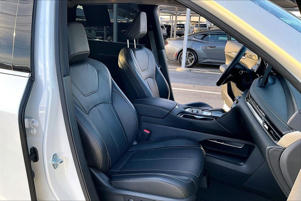 Certified 2025 INFINITI QX60 Luxe w/ Vision Package FWD image 12