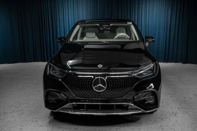 New 2026 Mercedes-Benz EQE 320 4MATIC SUV image 2
