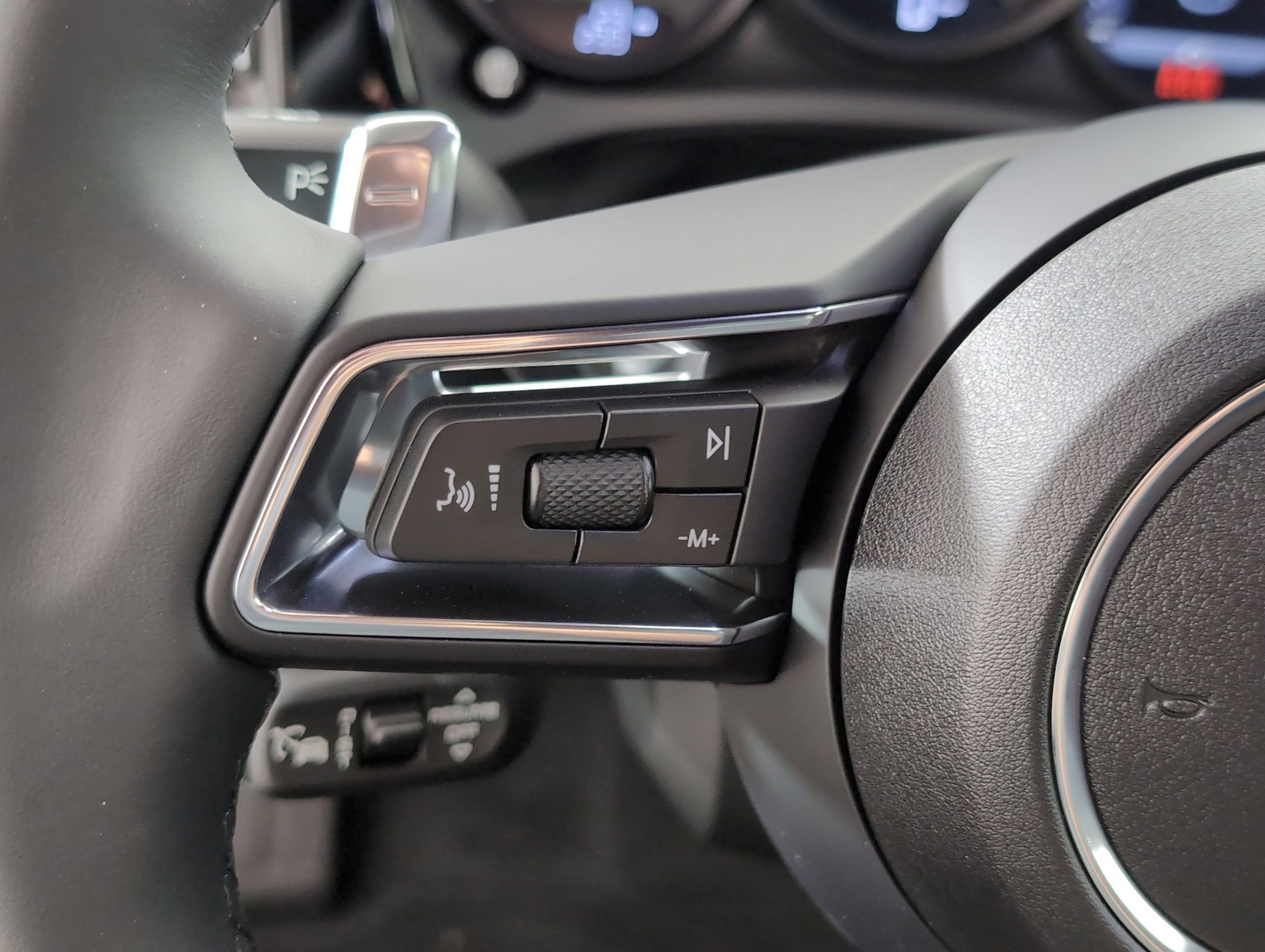 Used 2025 Porsche Macan image 21