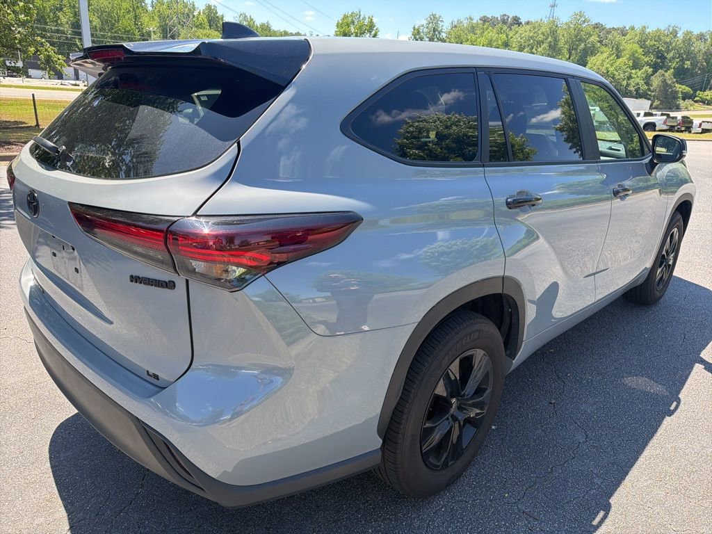 Used 2024 Toyota Highlander LE FWD image 5