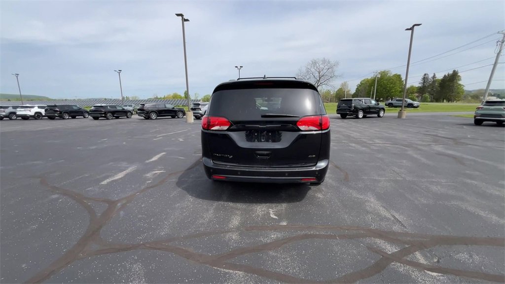 Used 2020 Chrysler Pacifica Touring-L image 7