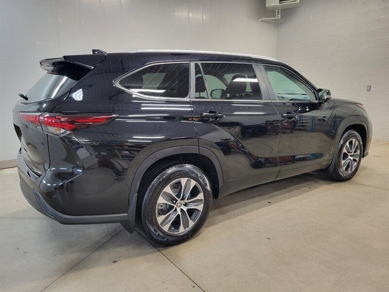 Used 2024 Toyota Highlander XLE AWD/4WD image 9