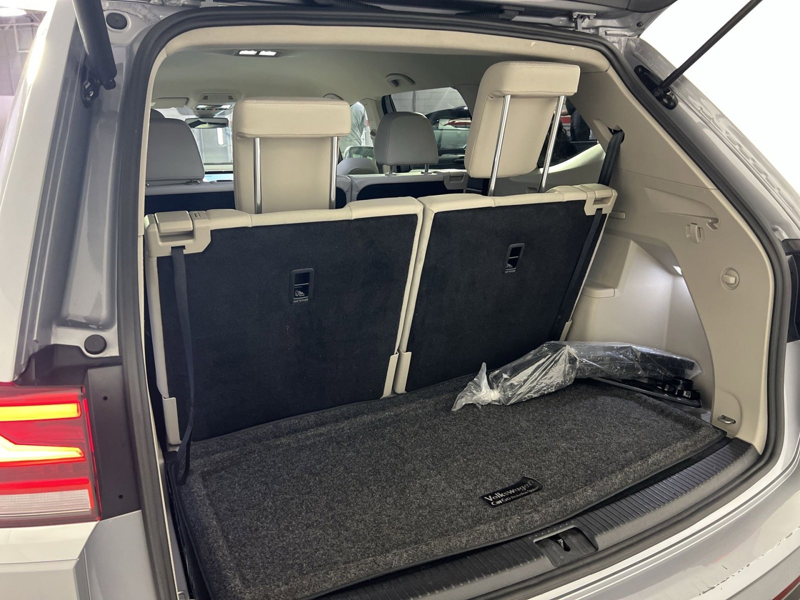 Used 2025 Volkswagen Atlas SE image 26