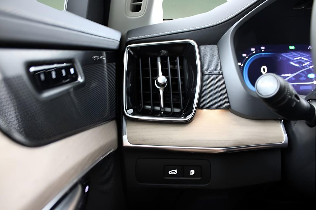 New 2025 Volvo XC90 T8 Plus w/ Protection Package Premier image 20