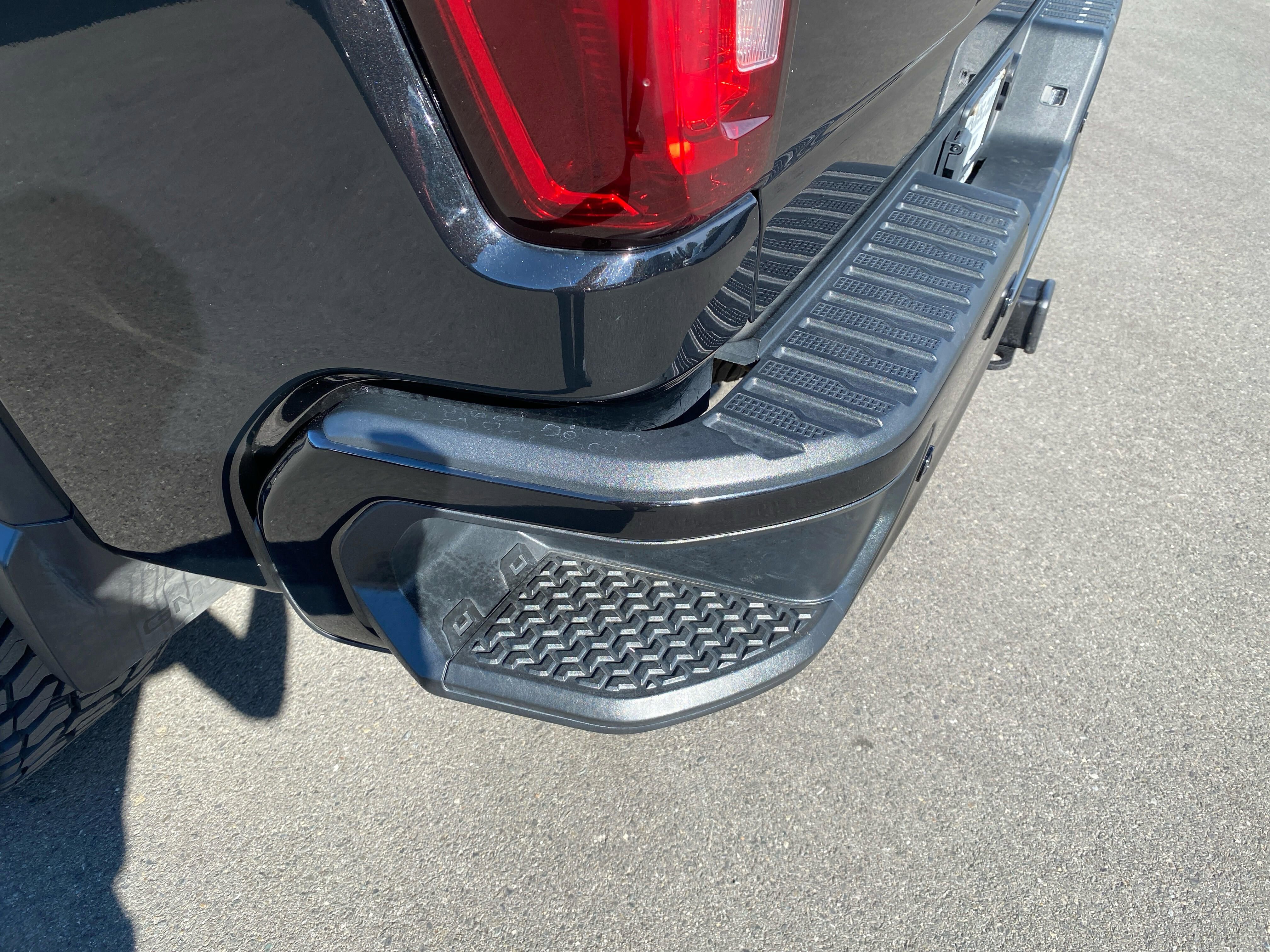 Used 2021 GMC Sierra 2500 Denali w/ Denali Black Diamond Edition image 12