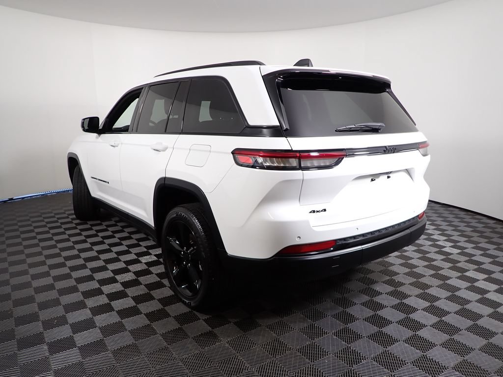 Used 2023 Jeep Grand Cherokee Altitude AWD/4WD image 12