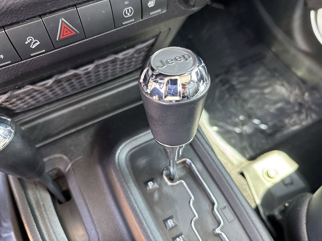 Used 2015 Jeep Wrangler Unlimited Rubicon image 18