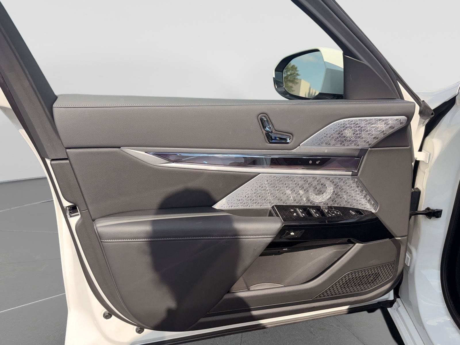 Certified 2025 BMW 760i xDrive w/ Premium Package AWD/4WD image 9