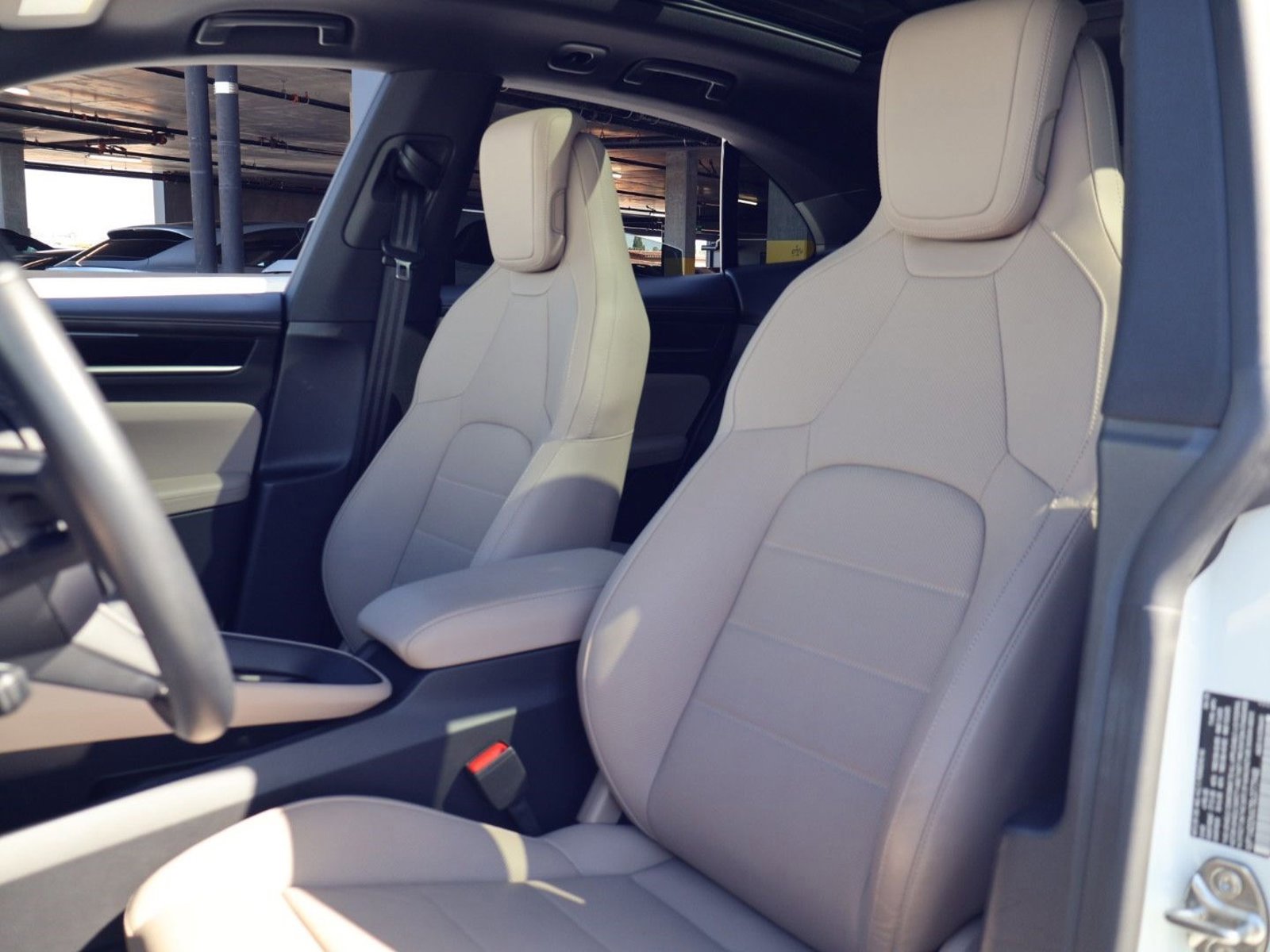 Certified 2025 Porsche Macan Electric RWD image 5