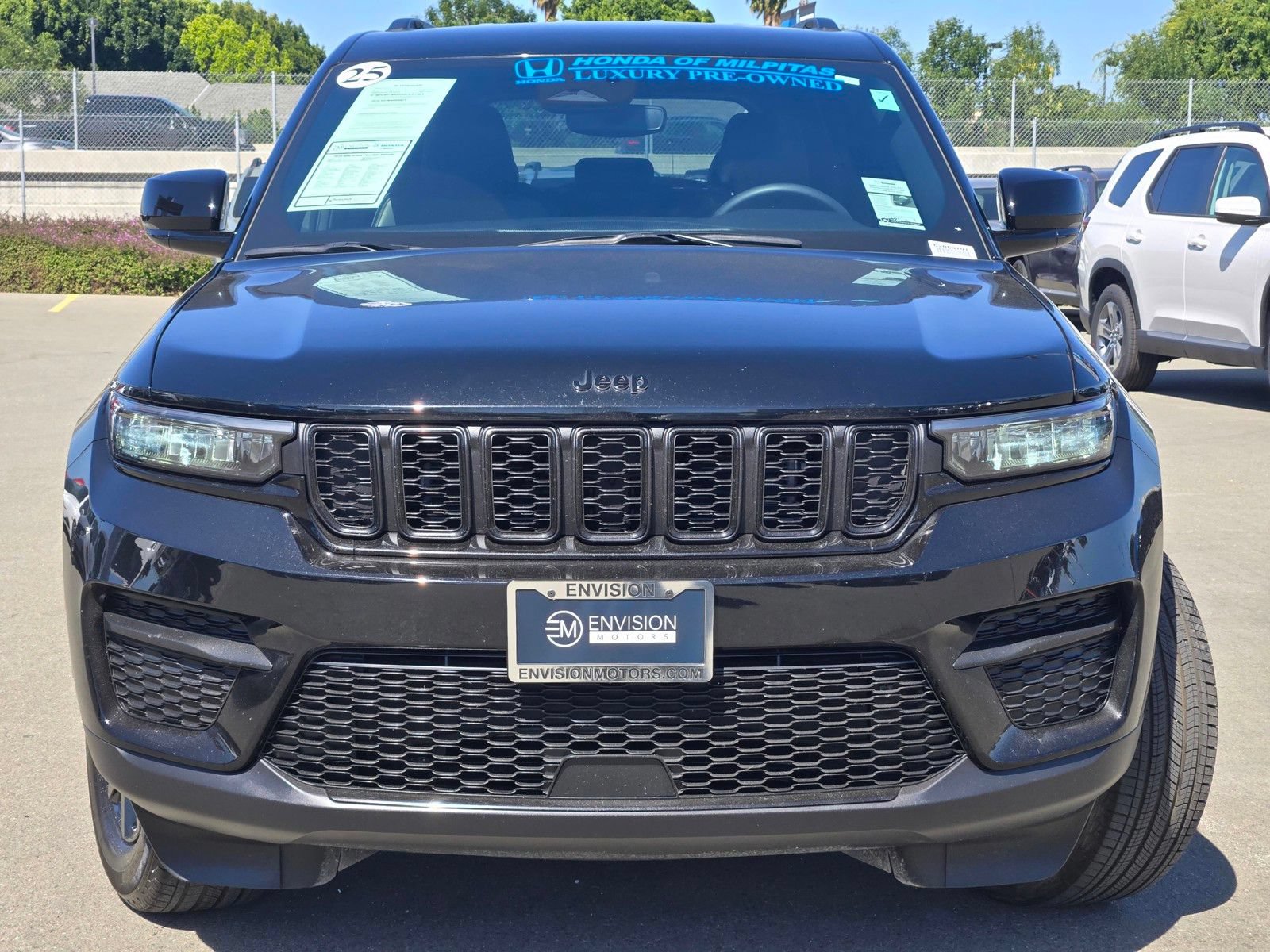 Used 2025 Jeep Grand Cherokee Altitude AWD/4WD image 2