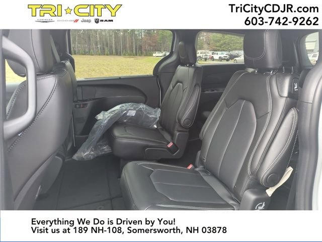 New 2026 Chrysler Pacifica Select image 24