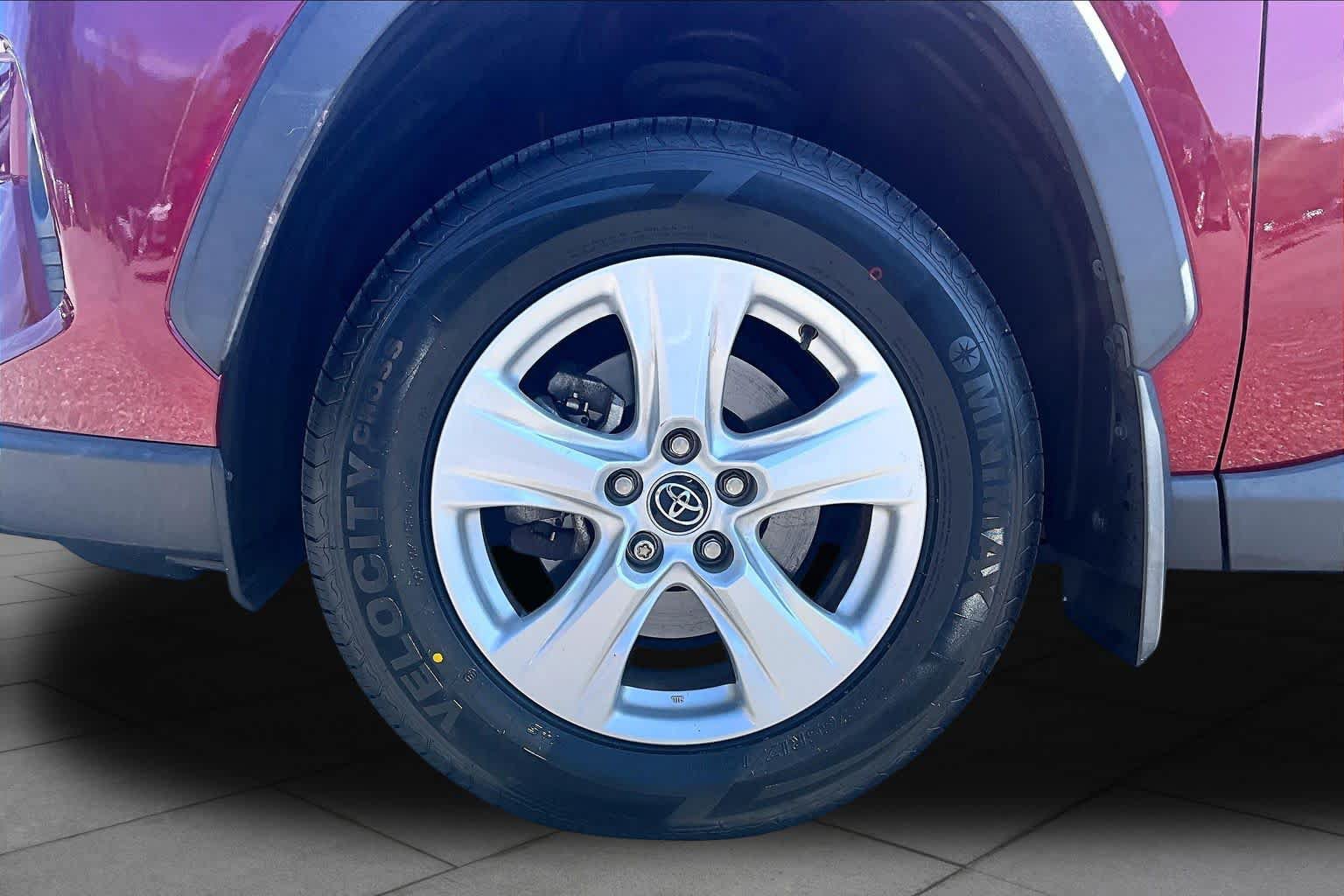 Used 2021 Toyota RAV4 XLE AWD/4WD image 11