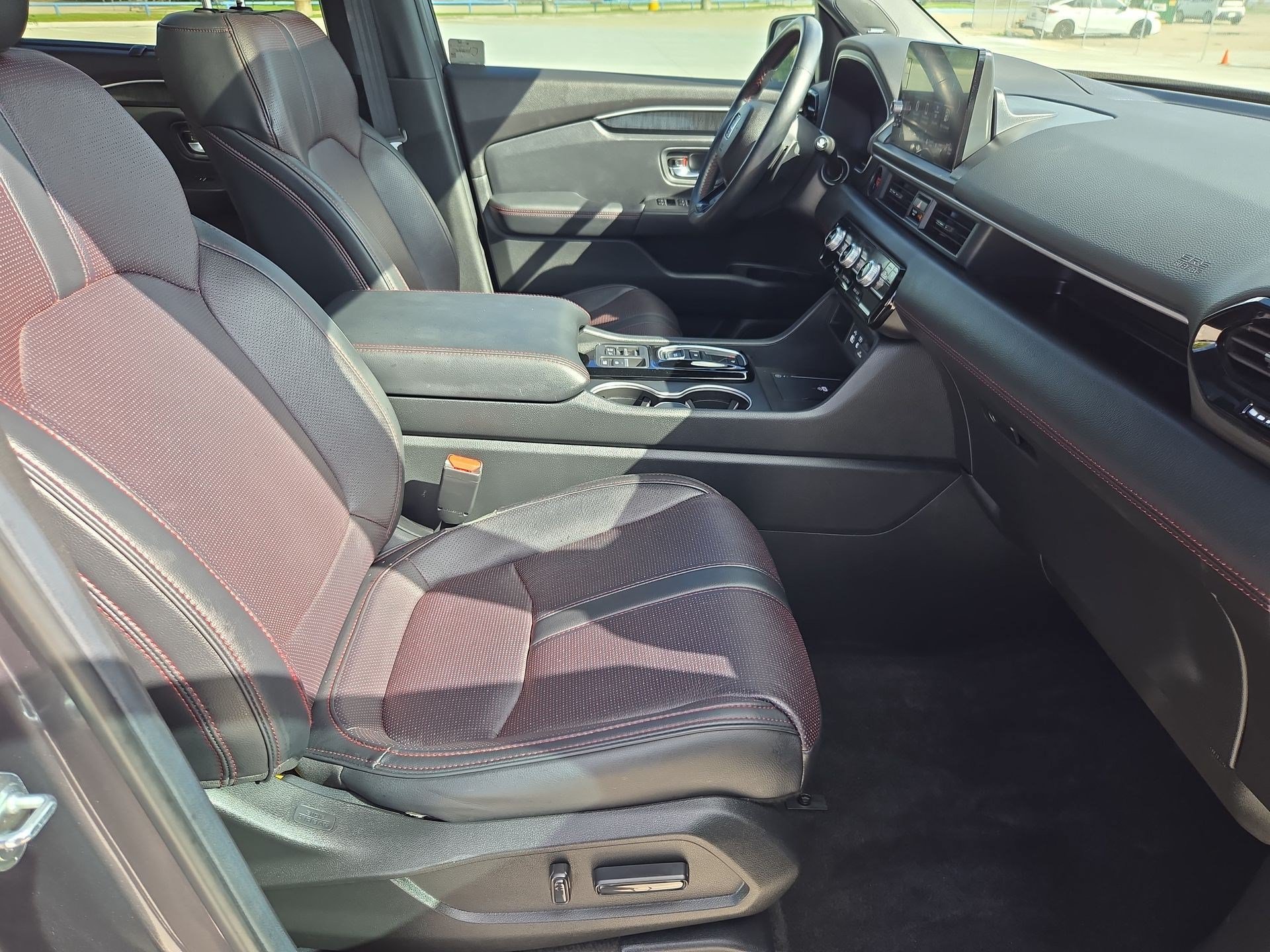 Used 2025 Honda Pilot Black Edition image 32