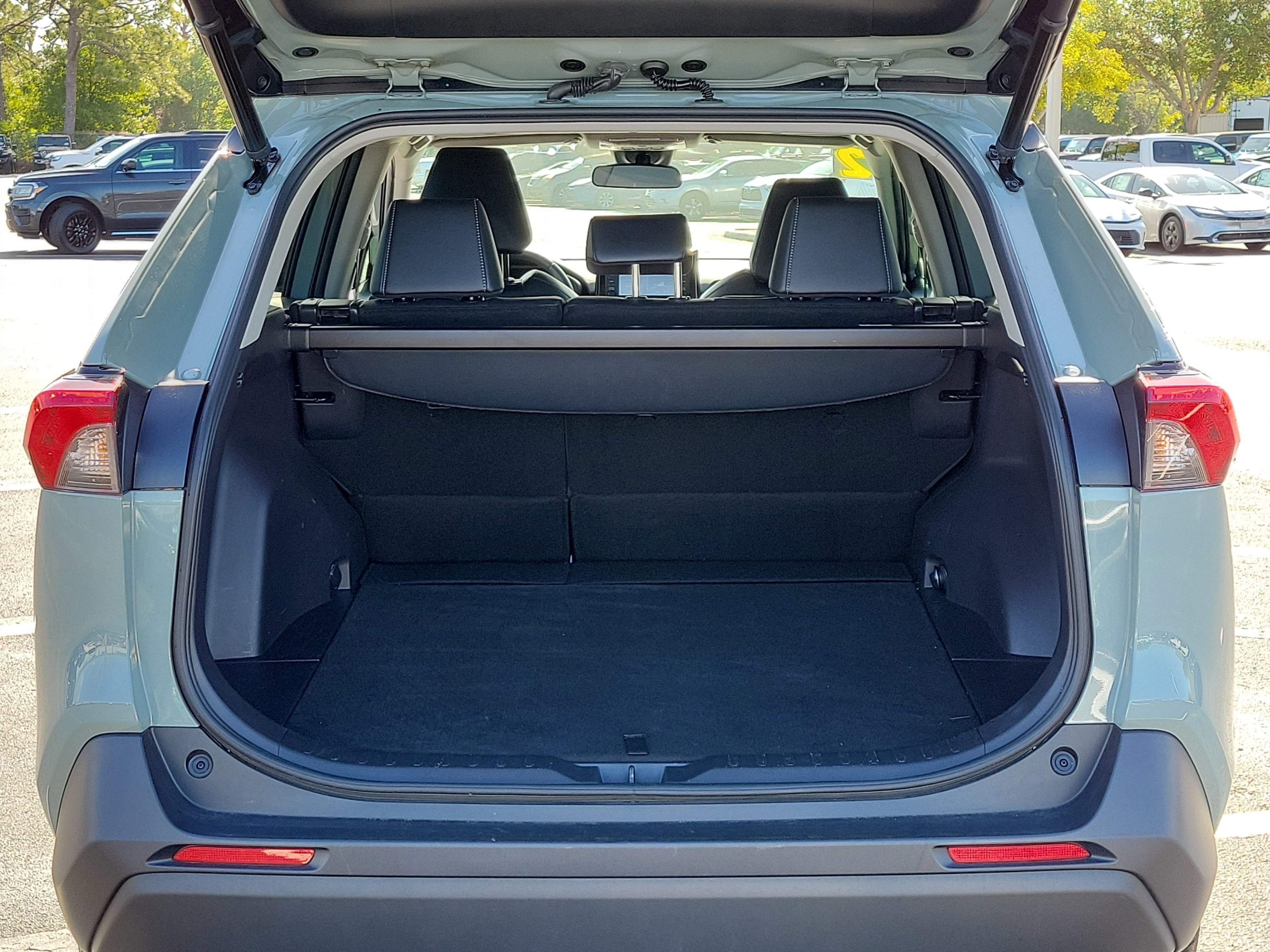 Used 2022 Toyota RAV4 XLE Premium image 12