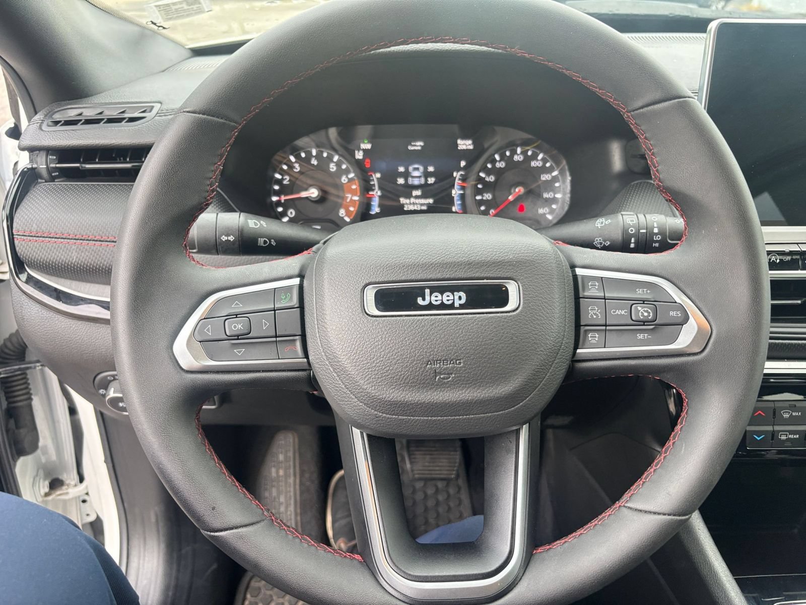 Used 2025 Jeep Compass Trailhawk AWD/4WD image 33