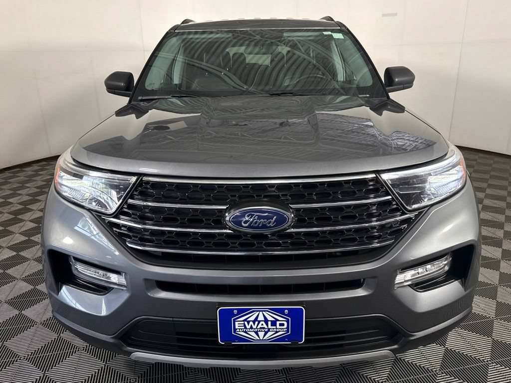 Used 2024 Ford Explorer XLT AWD/4WD image 3
