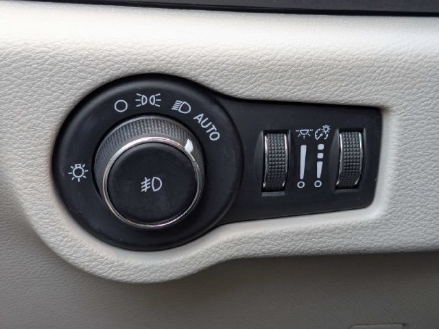 Used 2017 Chrysler Pacifica Touring-L Plus FWD image 22