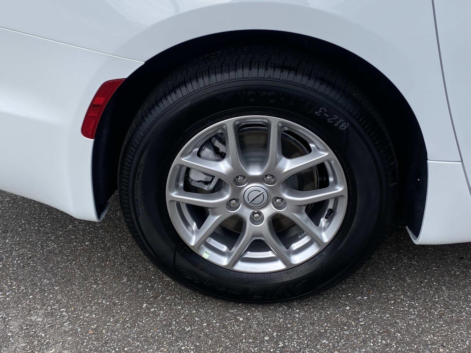 New 2026 Chrysler Pacifica Select image 8