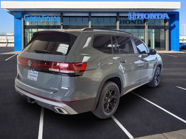 Used 2024 Volkswagen Atlas Peak Edition SEL AWD/4WD image 2