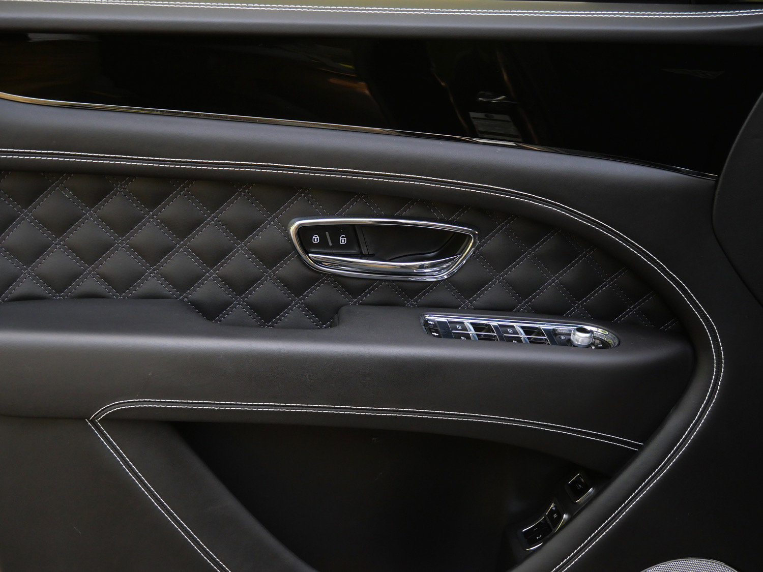 Used 2022 Bentley Bentayga AWD/4WD image 15