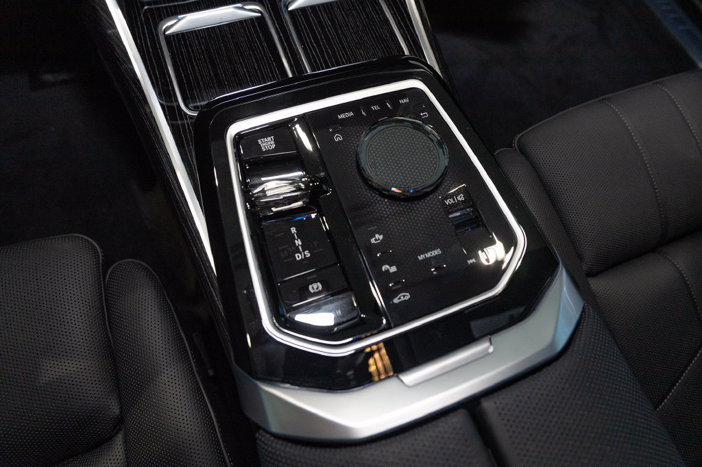 Used 2026 BMW 740i xDrive AWD/4WD image 15
