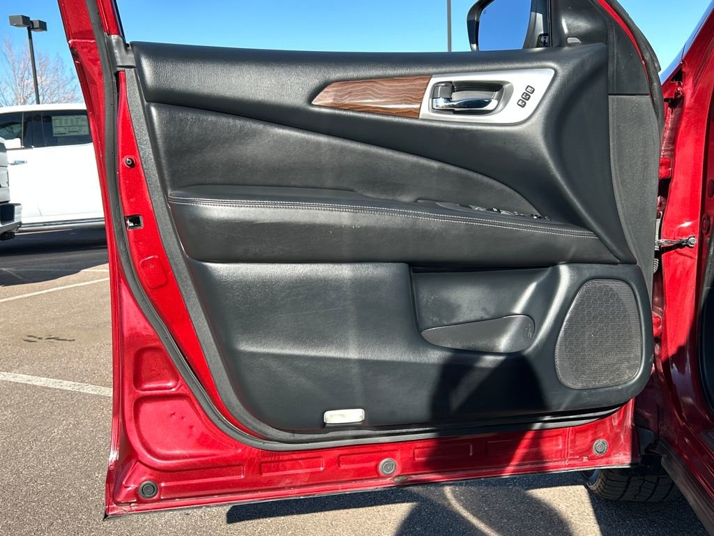 Used 2020 Nissan Pathfinder Platinum image 38