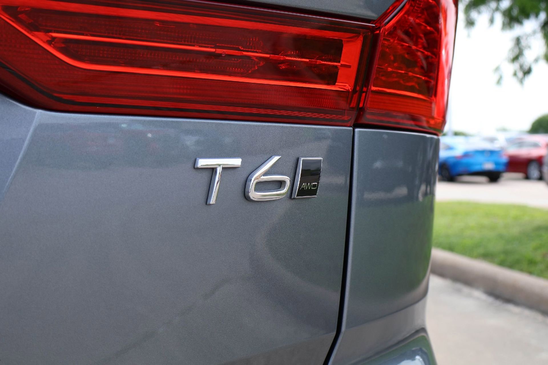 Used 2018 Volvo XC60 T6 Momentum w/ Vision Package AWD/4WD image 7
