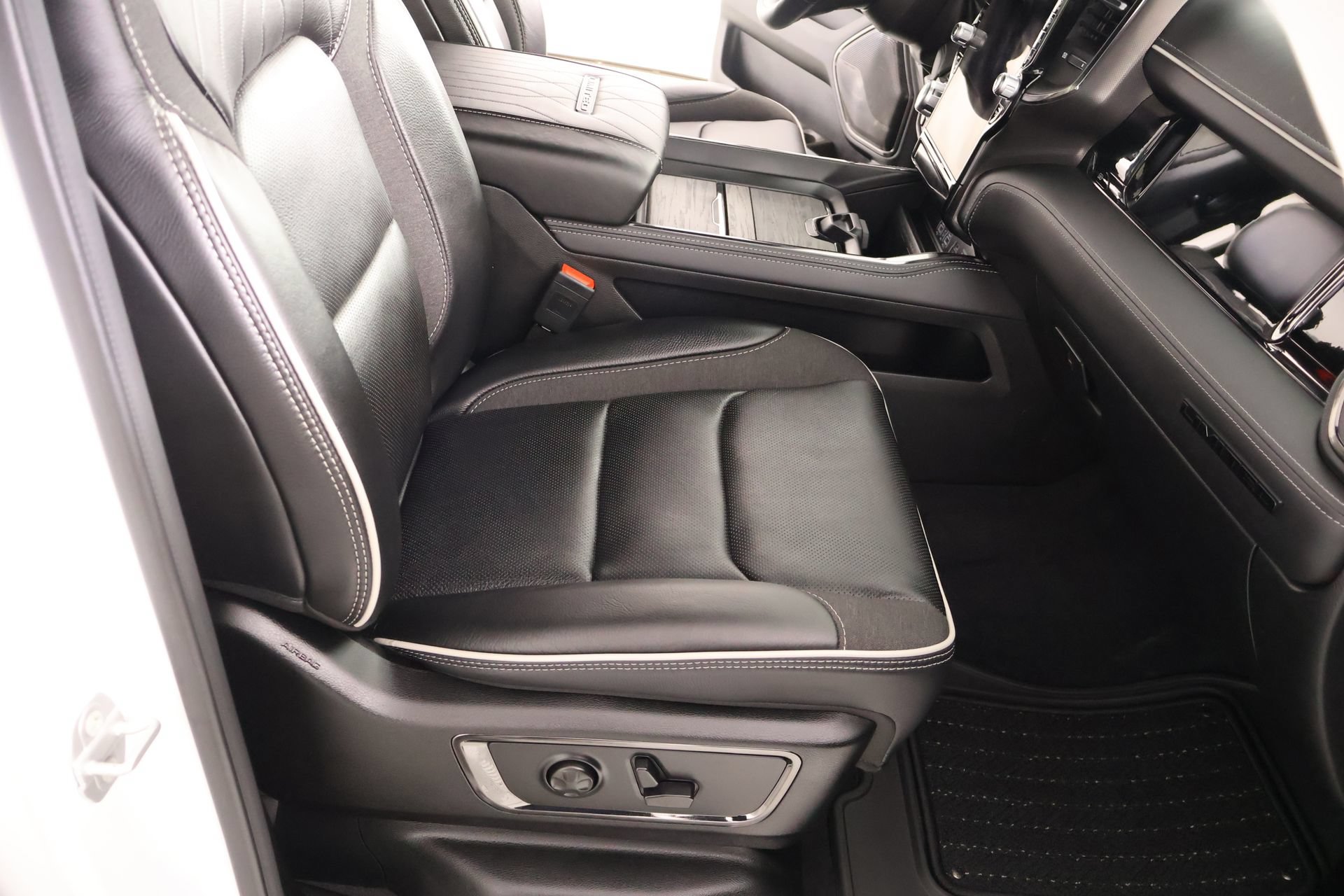 Used 2025 RAM 1500 Limited AWD/4WD image 14