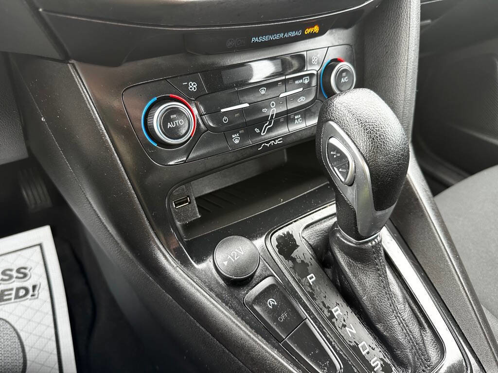 Used 2018 Ford Focus SE w/ SE Appearance Package image 18