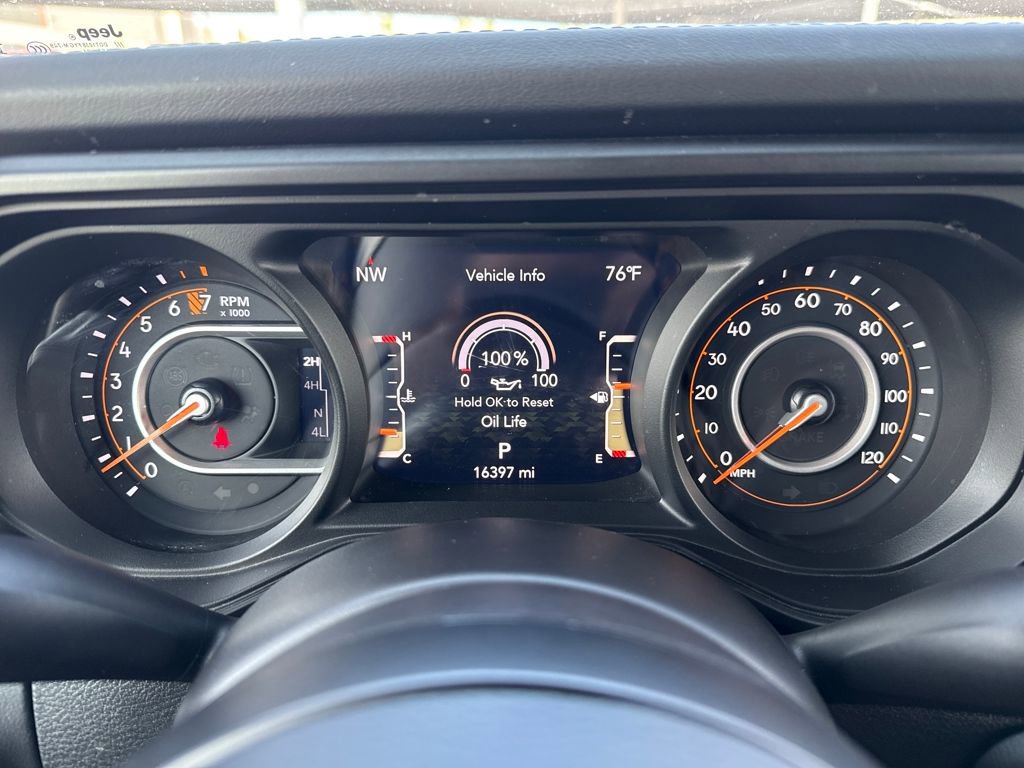 Used 2024 Jeep Gladiator Mojave w/ Technology Group AWD/4WD image 18