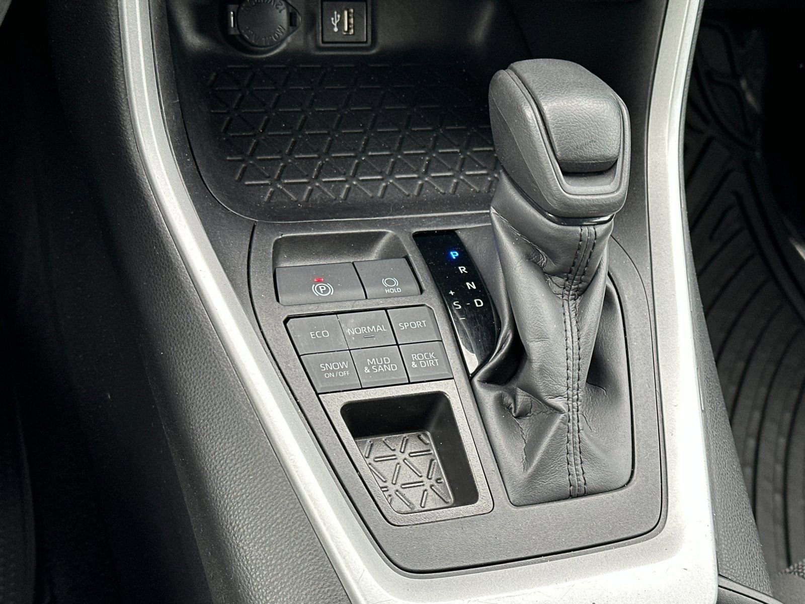 Used 2024 Toyota RAV4 LE image 20