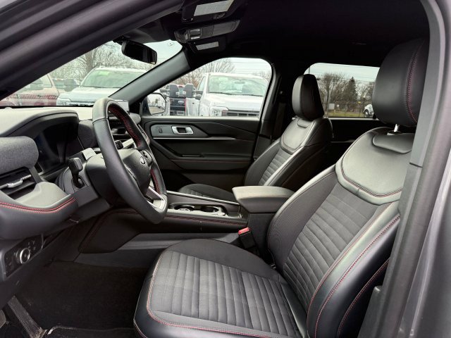 Used 2025 Ford Explorer ST-Line w/ ST-Line Street Pack AWD/4WD image 13