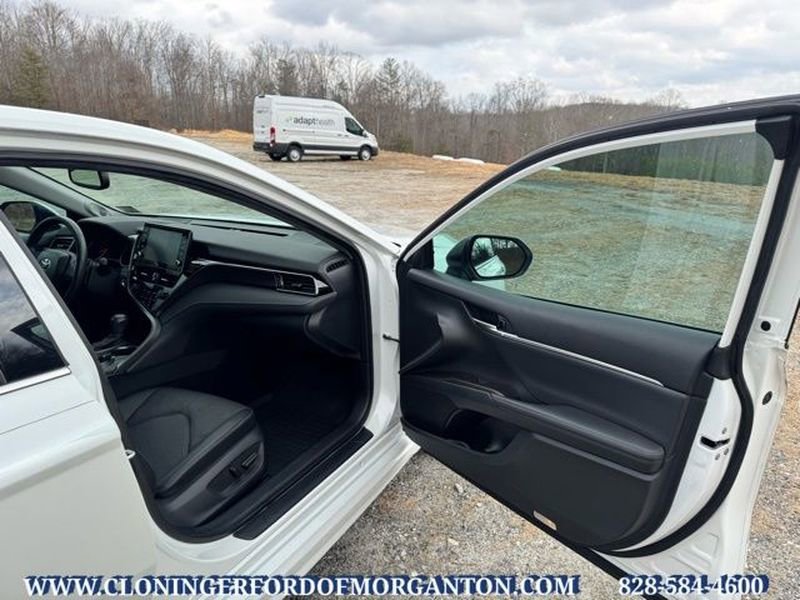 Used 2021 Toyota Camry XSE w/ Navigation Package image 19