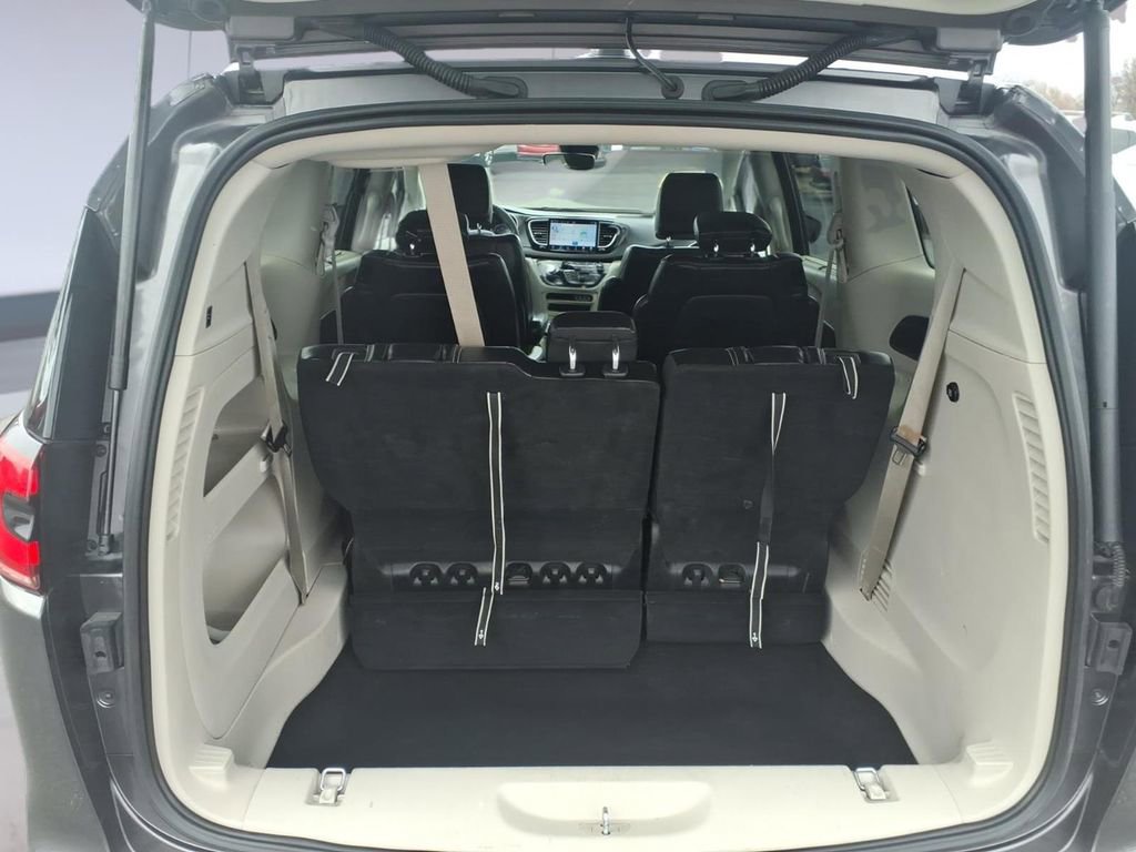 Used 2023 Chrysler Pacifica Touring-L image 10