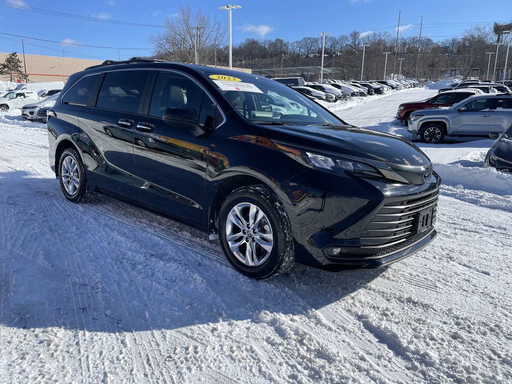 Used 2023 Toyota Sienna XLE Woodland Edition image 6