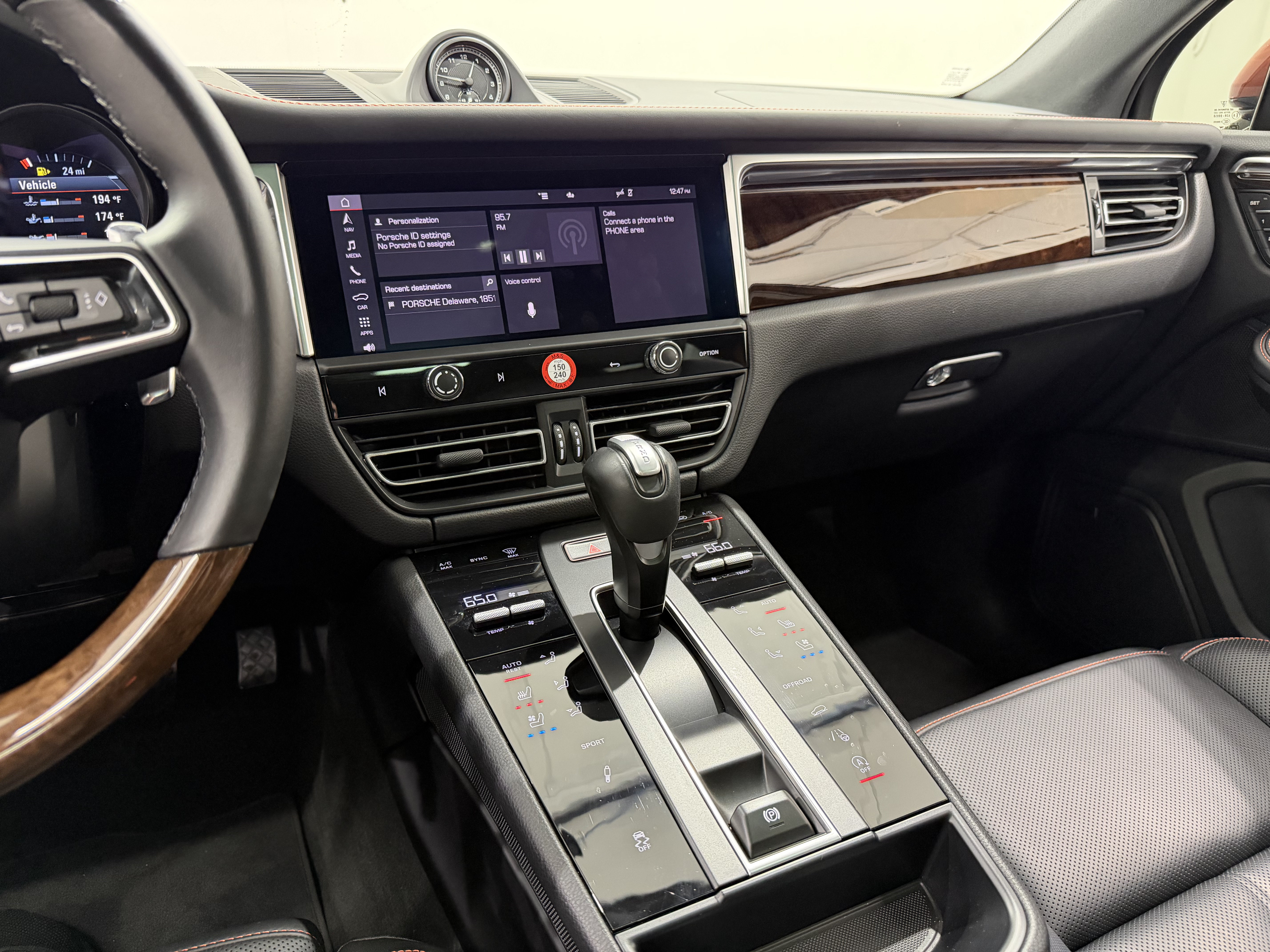Certified 2024 Porsche Macan S AWD/4WD image 38