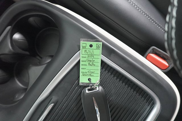 Used 2024 Chrysler Pacifica Touring-L image 31