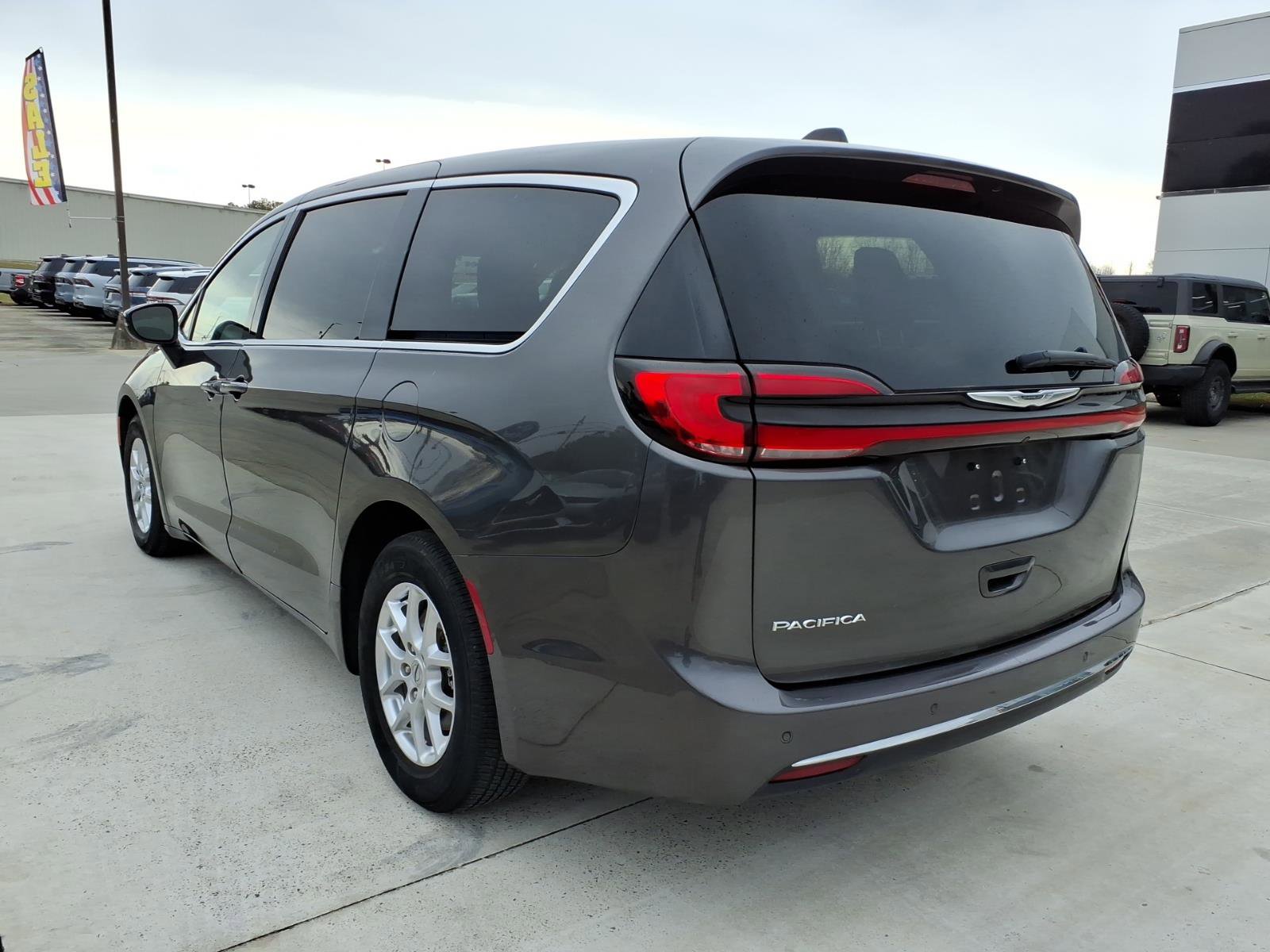 Used 2023 Chrysler Pacifica Touring-L image 3