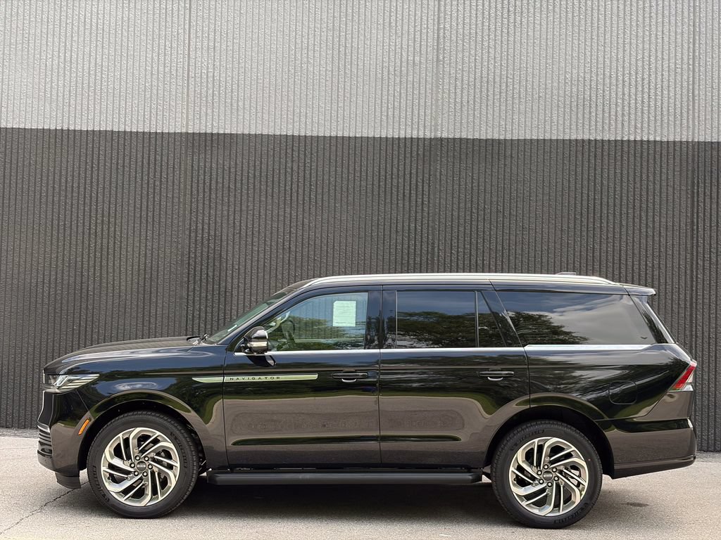 New 2027 Lincoln Navigator Premiere AWD/4WD image 4