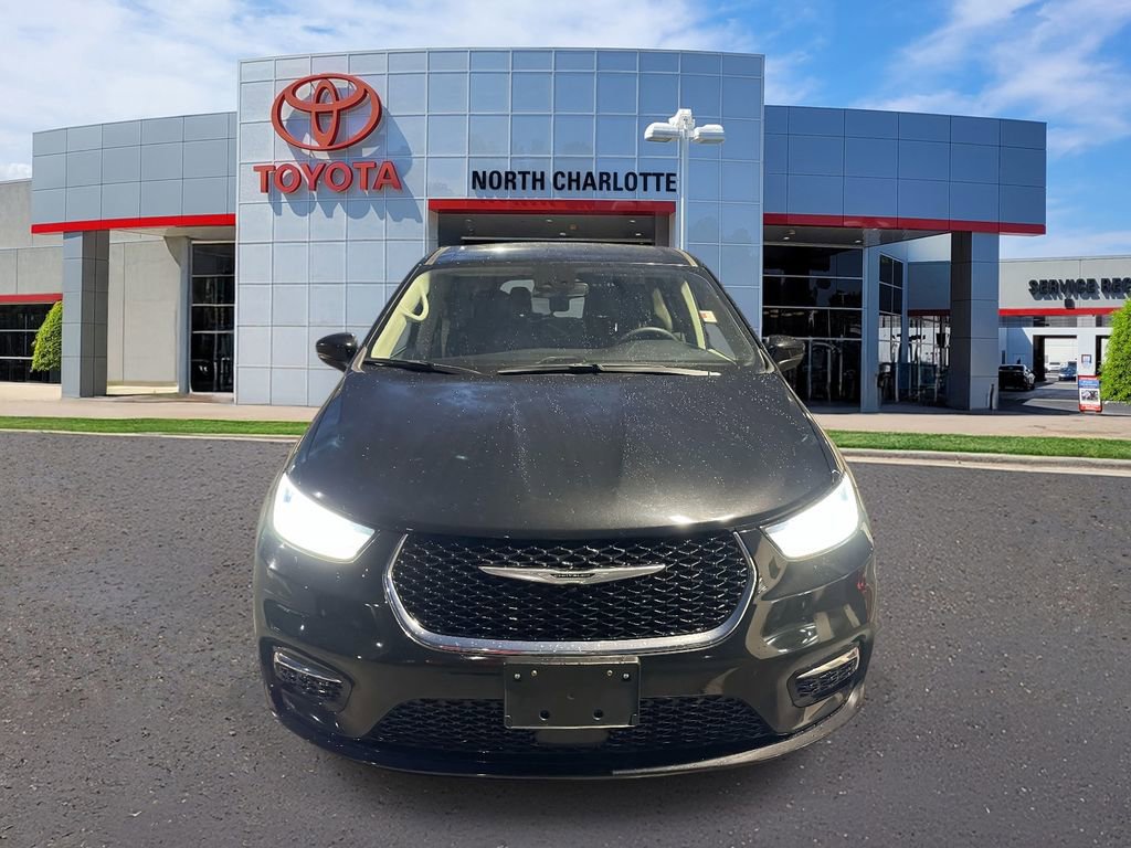 Used 2023 Chrysler Pacifica Touring-L image 4