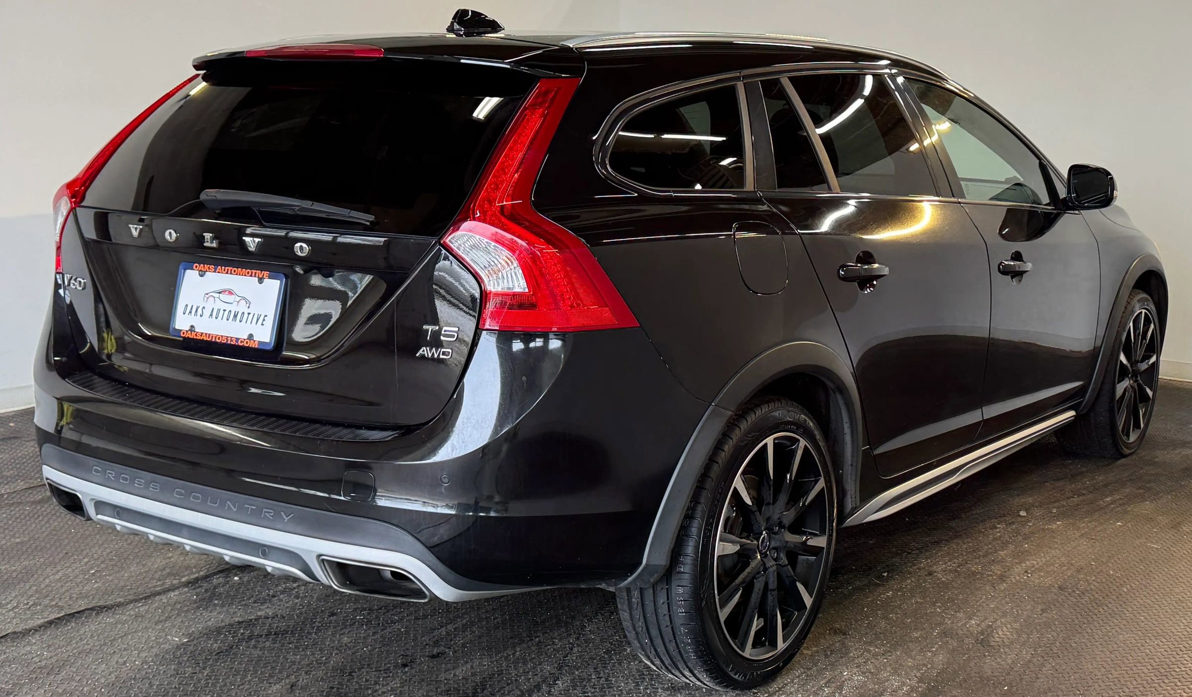 Used 2017 Volvo V60 T5 Cross Country w/ Convenience Package image 7